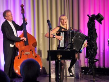 Christine Schmid mit Kontrabass, 30 er Jahre Musik